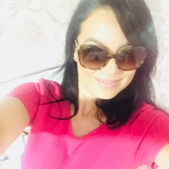 Meet your Posher, Sara - Picture 2 of 3